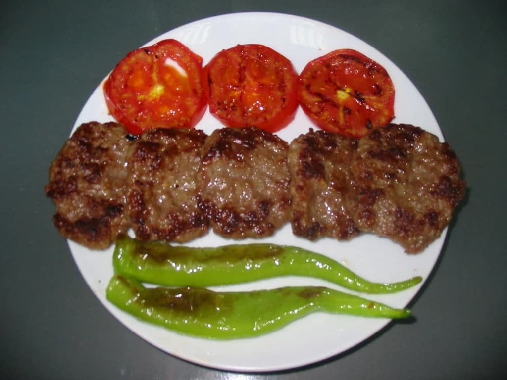 Akçaabat Köftesi için temsili yemek fotoğrafı