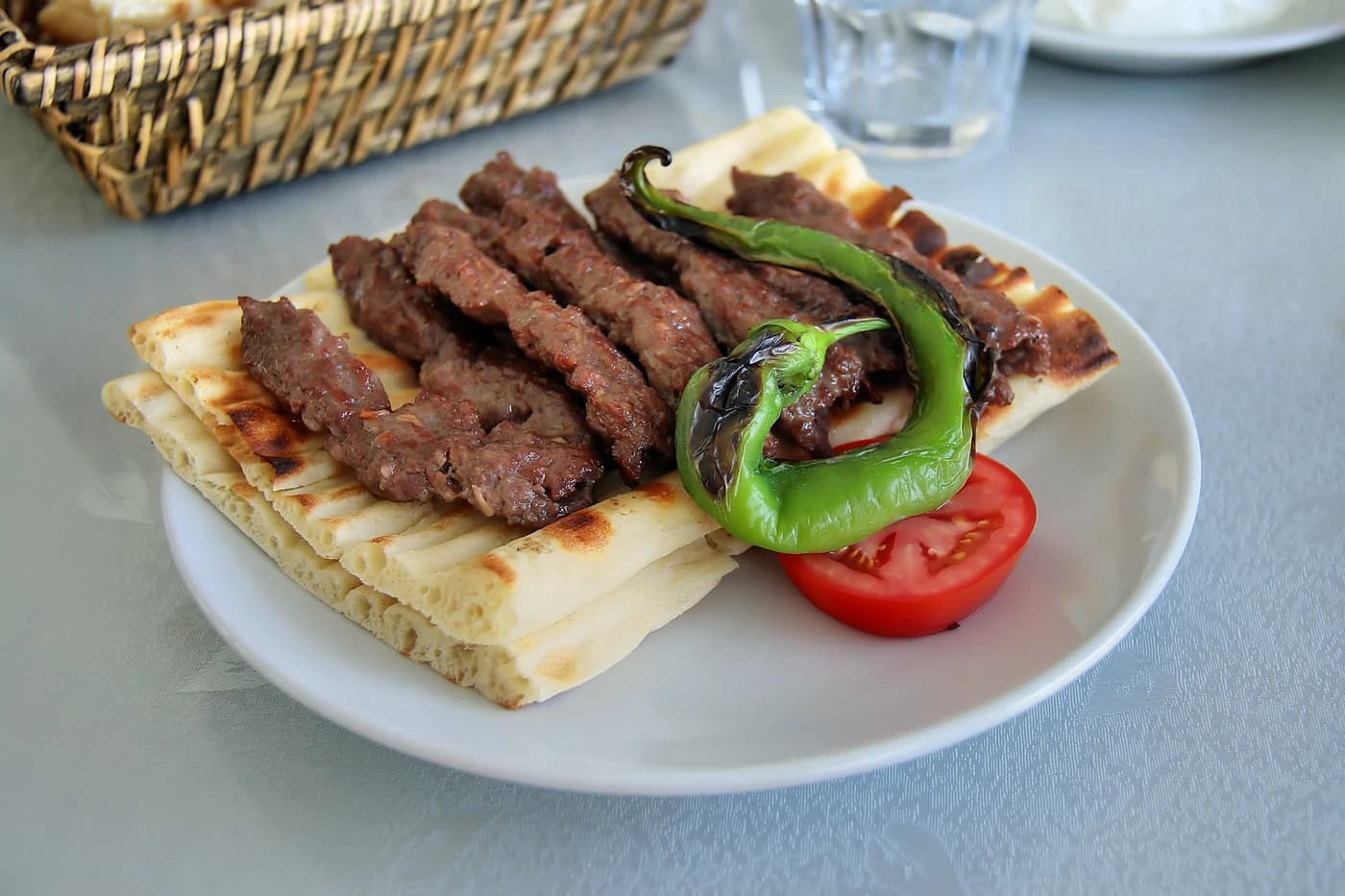 Burdur Şiş Köftesi için temsili yemek fotoğrafı