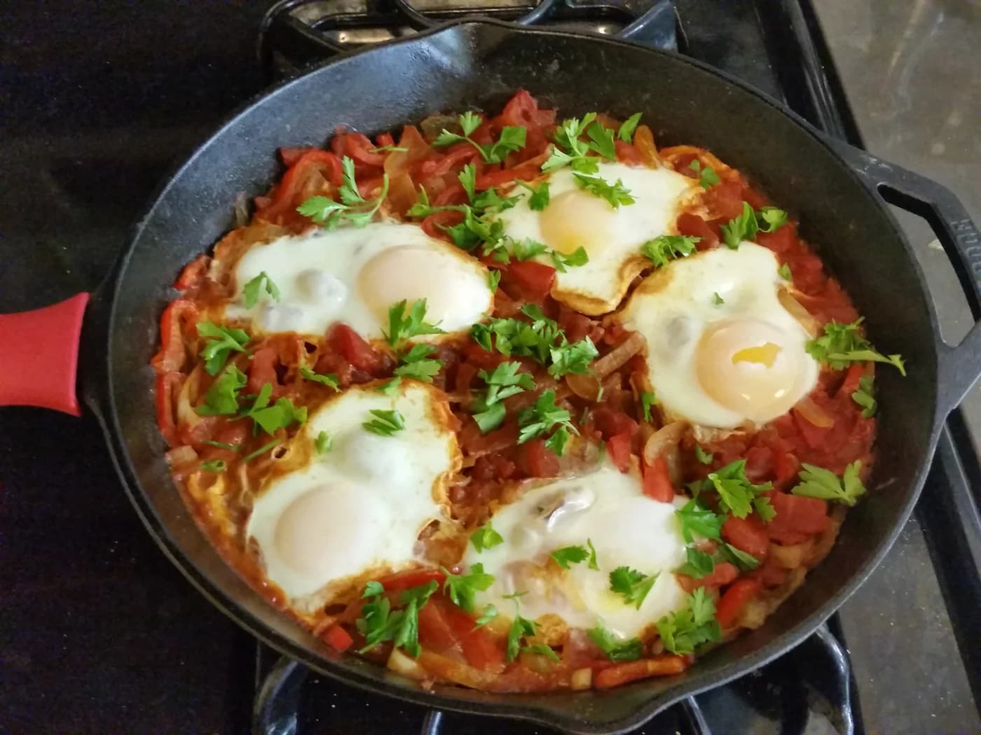 Shakshuka için temsili yemek fotoğrafı