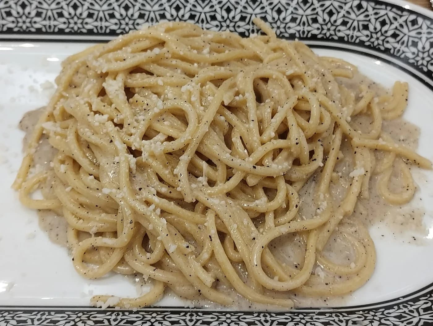 Cacio e pepe (peynirli karabiberli spagetti) için temsili yemek fotoğrafı