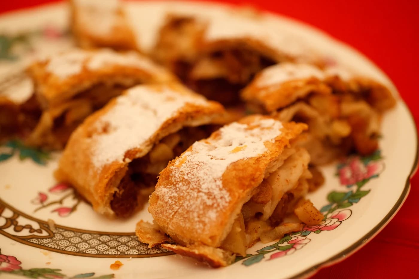 Elmalı strudel (Apfelstrudel) için temsili yemek fotoğrafı