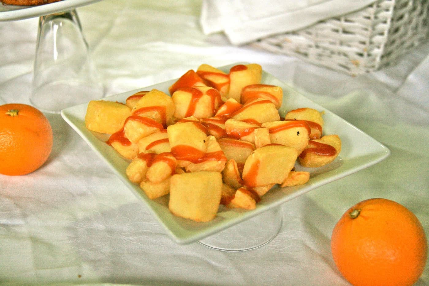 Patatas bravas (acı soslu patates) için temsili yemek fotoğrafı