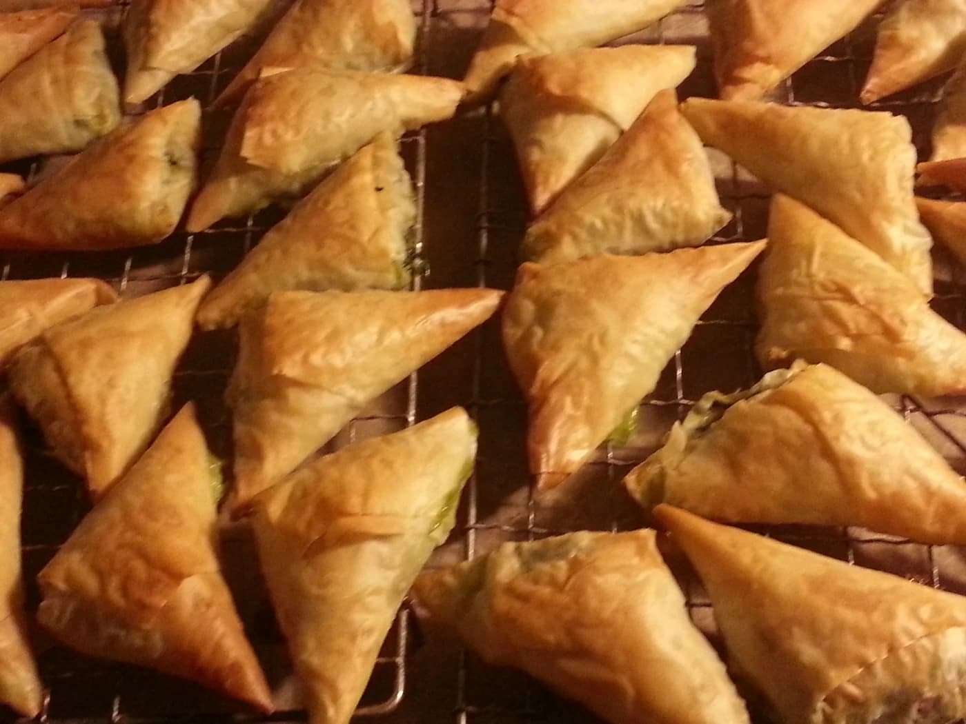 Ispanaklı Yunan muskası (spanakopita) için temsili yemek fotoğrafı